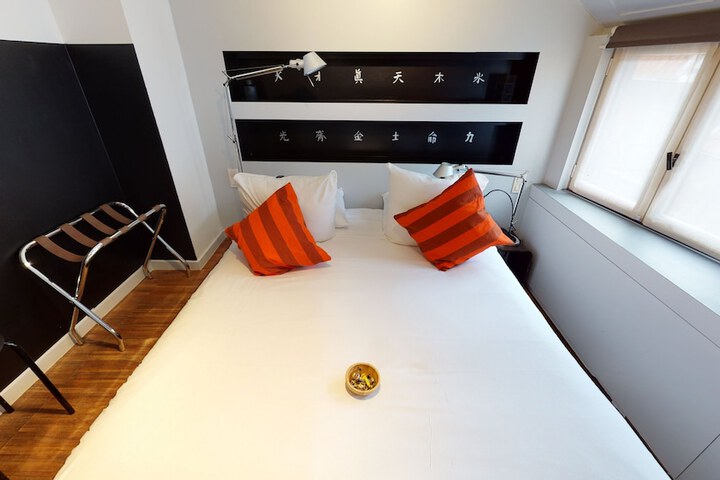 Room 32 of 61
