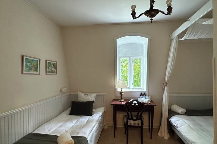 Room 43 of 77