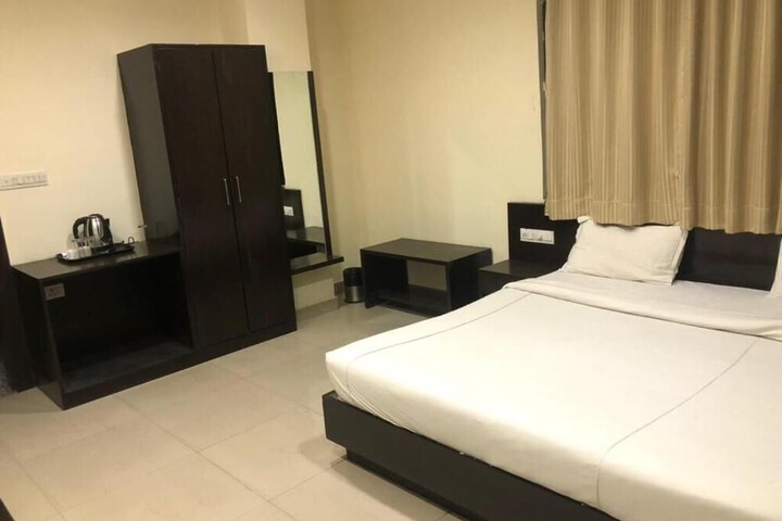 Room 2 of 37