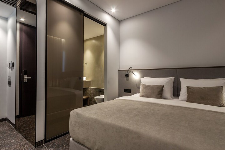 Room 15 of 166