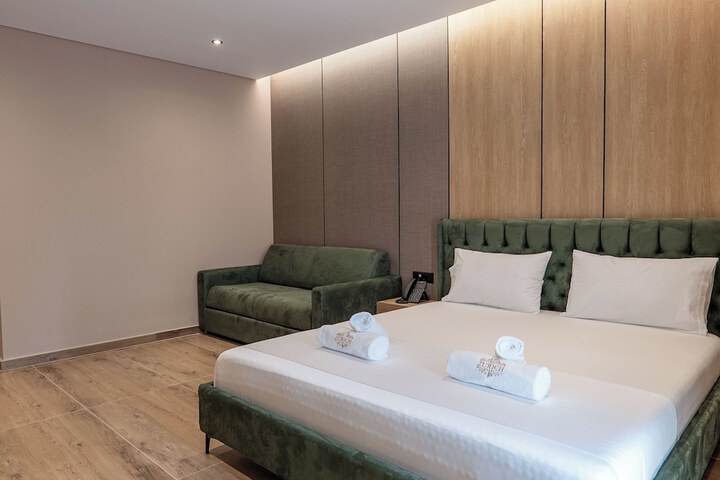 Room 3 of 115