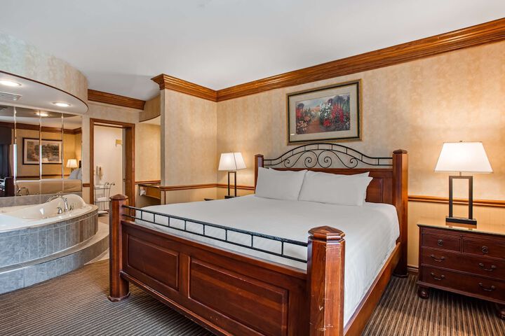 Suite 1 King Bed Second Floor Jetted Tub Fireplace Living Area Microwave and Refrigerator Full Breakfast (5 of 11)