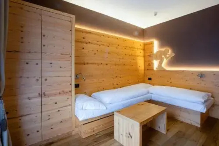 Room 4 of 10