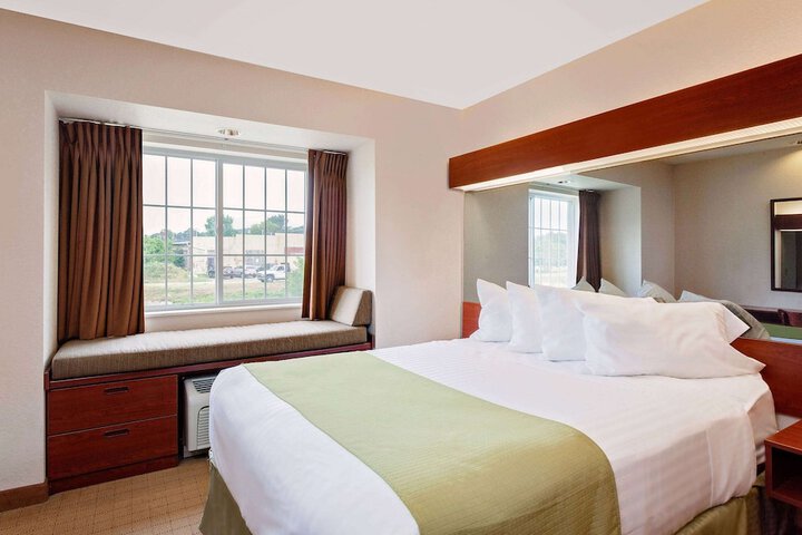 1 Queen Bed (4 of 14)
