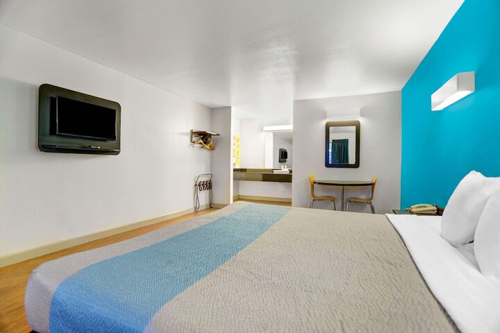 Room 6 of 24