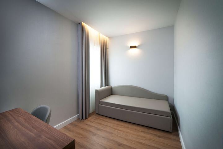 Room 32 of 175