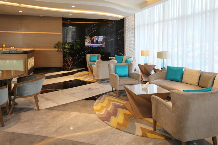 Lounge 100 of 110