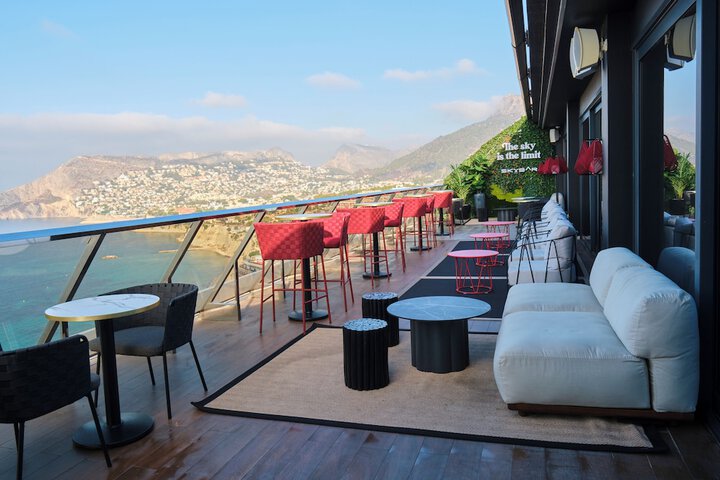 Lounge 52 of 58