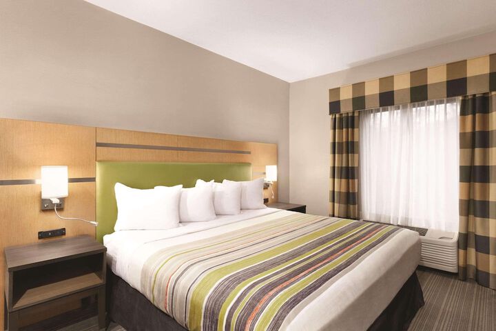 1 King Bed (8 of 11)