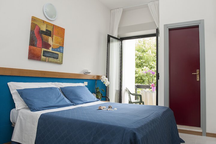 Room 4 of 68