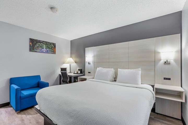 1 King Bed Deluxe Room (6 of 10)
