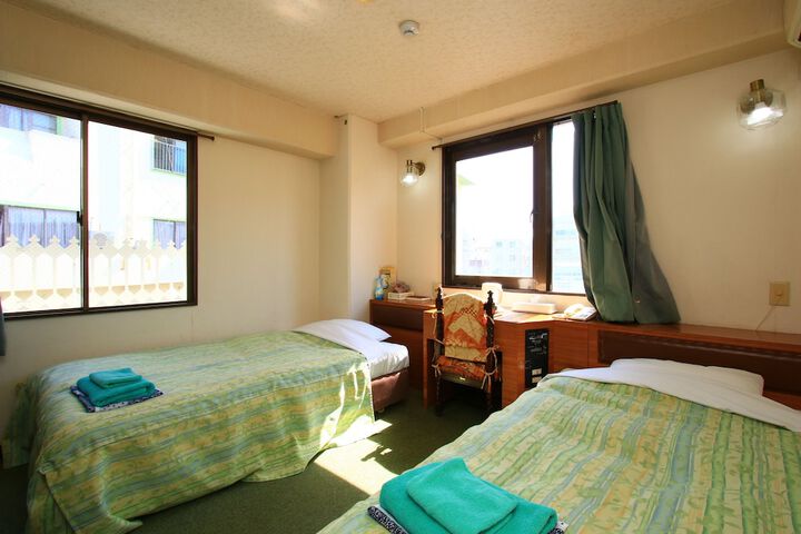 Room 6 of 10
