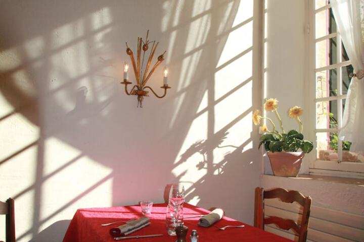 Dining 38 of 64