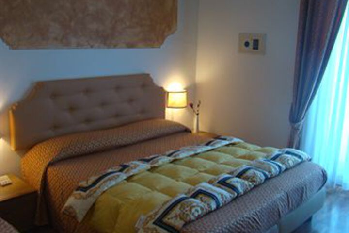 Room 32 of 51