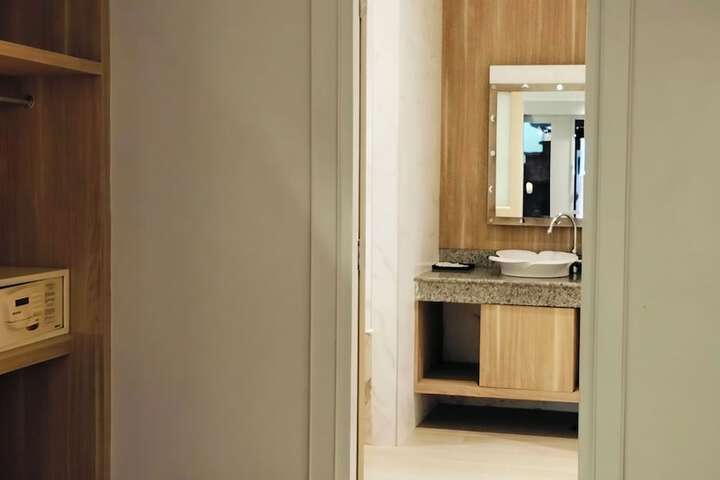 Room 8 of 37