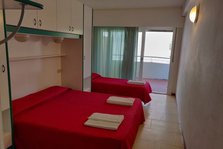 Room 25 of 42