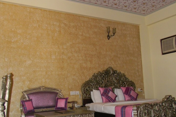 Room 4 of 32