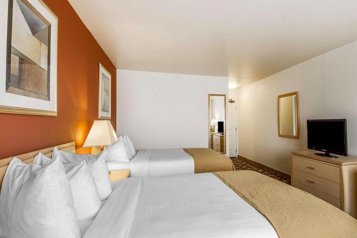 2 Double Beds (3 of 7)