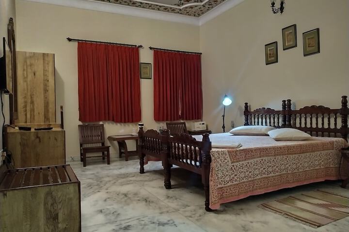 Room 8 of 76