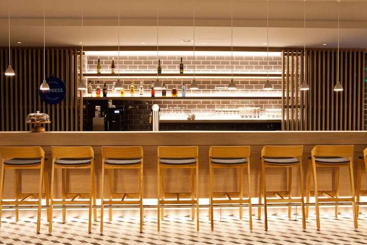 Lounge 51 of 73