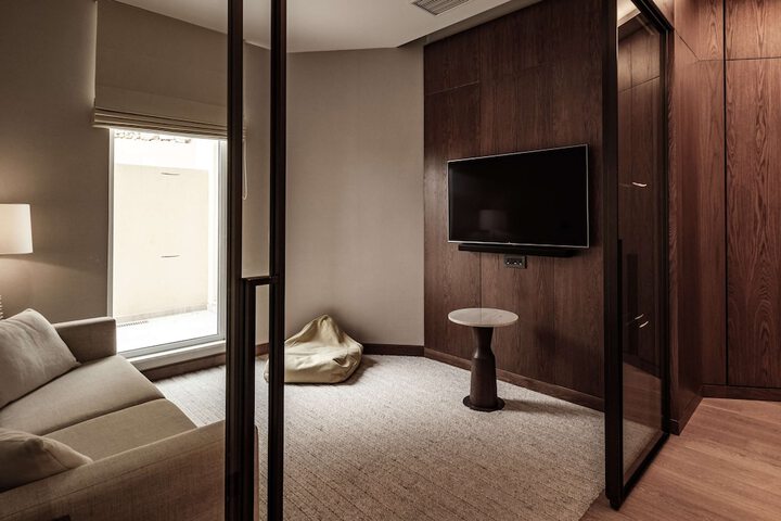 Room 43 of 233