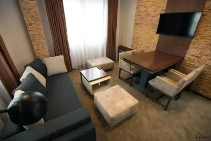 Room 8 of 12