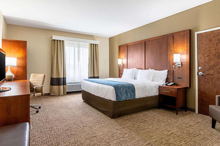 1 King Bed (2 of 11)