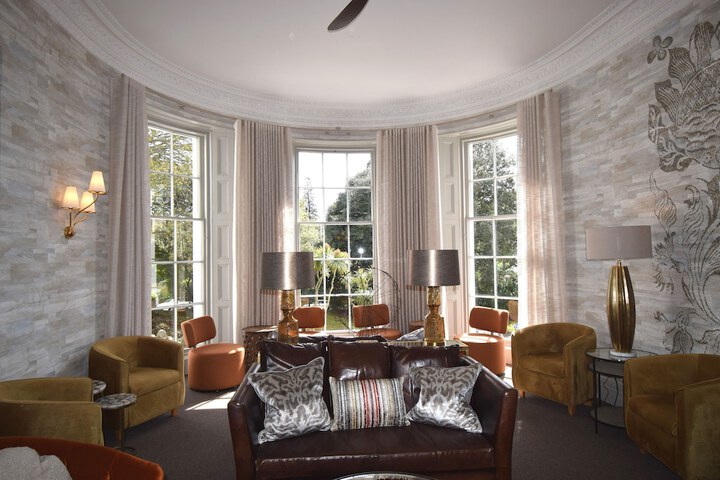 Lounge 100 of 112