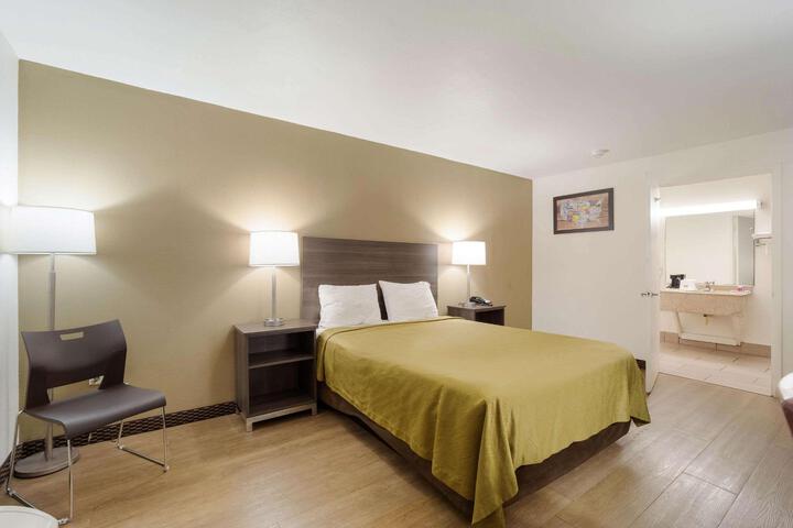 1 Queen Bed (2 of 14)