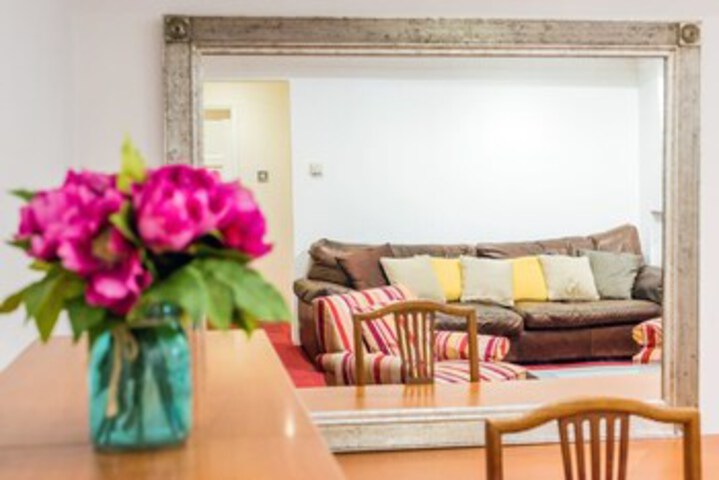 Beautiful Home in Chelsea Embankment 4 Guests