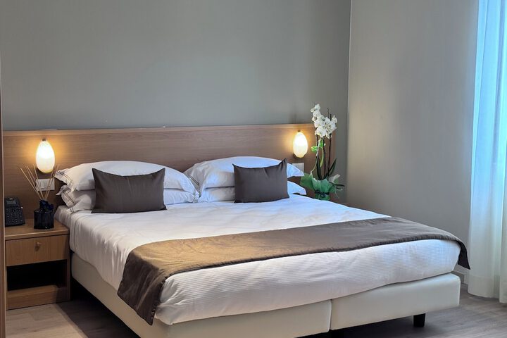 Room 10 of 33