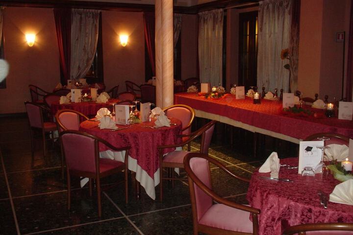 Dining 17 of 38