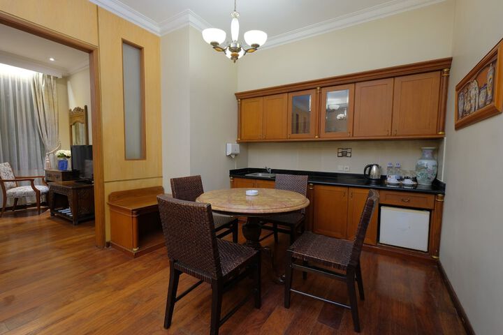 Room 12 of 18