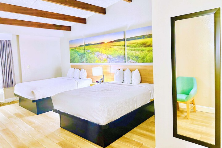 2 Queen Beds Accessible (3 of 11)