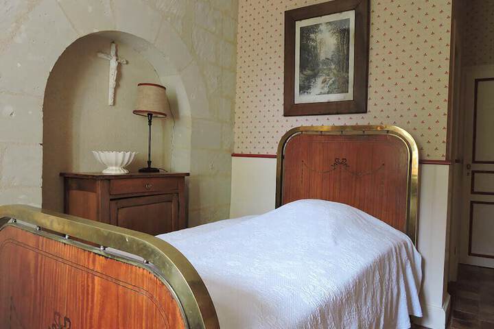 Room 7 of 9