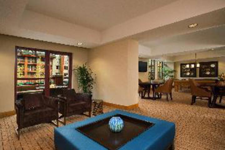 Lounge 19 of 23
