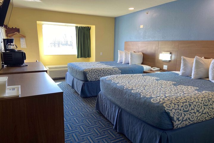 1 Queen Bed (15 of 17)