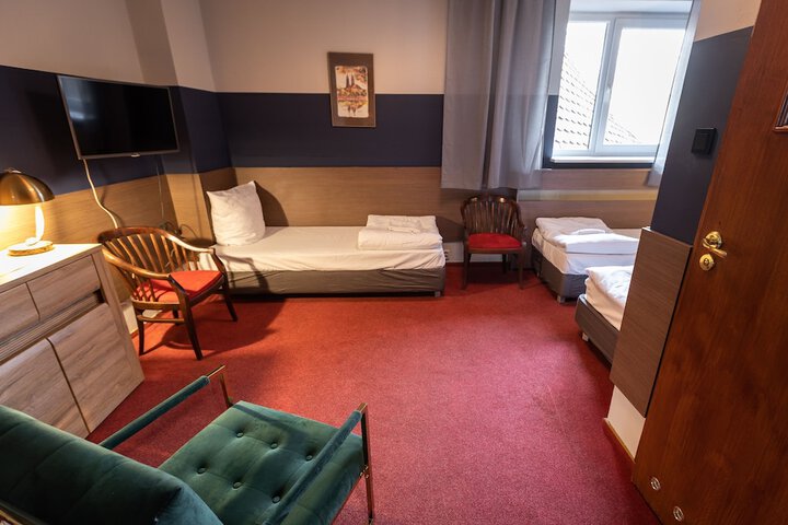 Room 7 of 12
