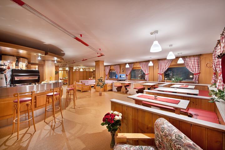 Lounge 100 of 112