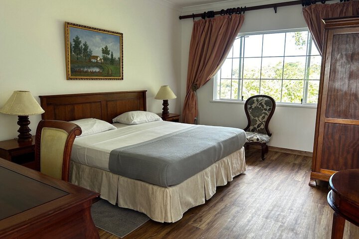 Room 4 of 9