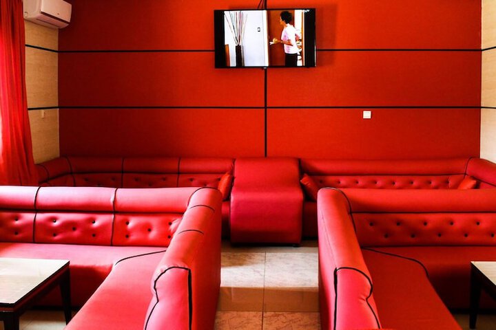 Lounge 9 of 13