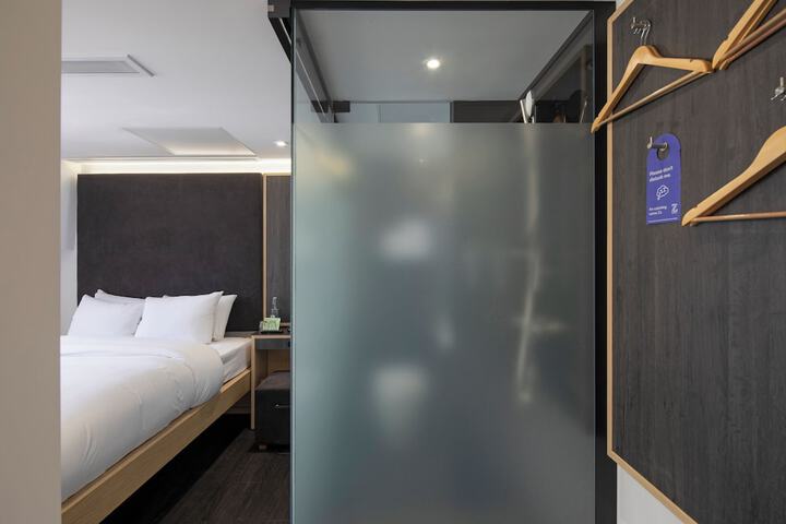 Room 13 of 43