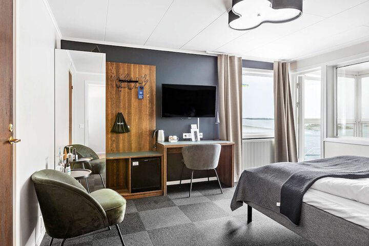 Room 27 of 106