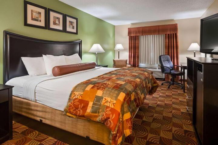 2 Queen Beds High Speed Internet Accessible Pillowtop Bed Microwave and Refrigerator Full Breakfast (4 of 11)