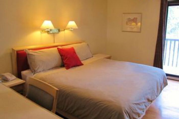 Room 6 of 13