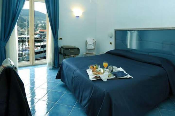Room 4 of 33