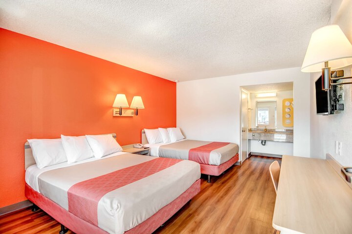 1 Queen Bed (3 of 11)
