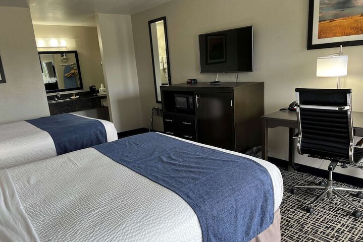 2 Queen Beds (6 of 15)