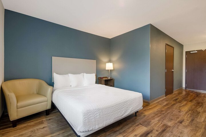 1 Queen Bed (2 of 18)