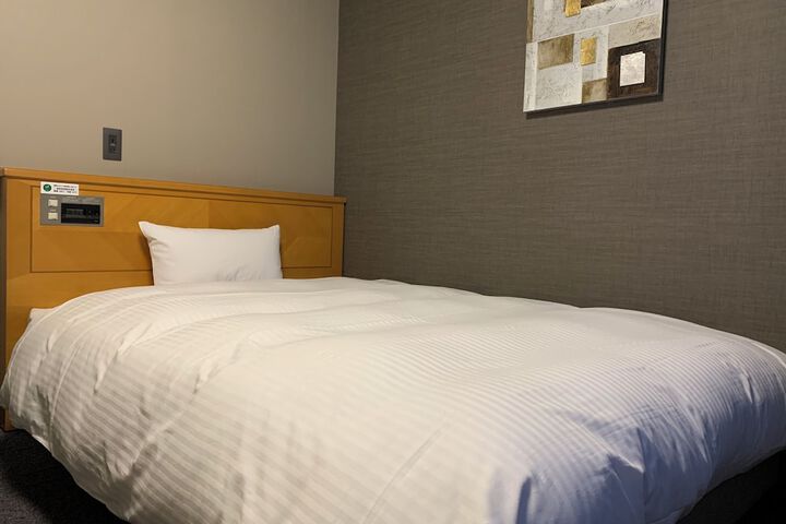 Room 4 of 18